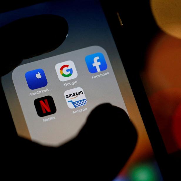 Ein Smartphone-Bildschirm zeigt App-Symbole von Apple, Google, Facebook, Netflix und Amazon.