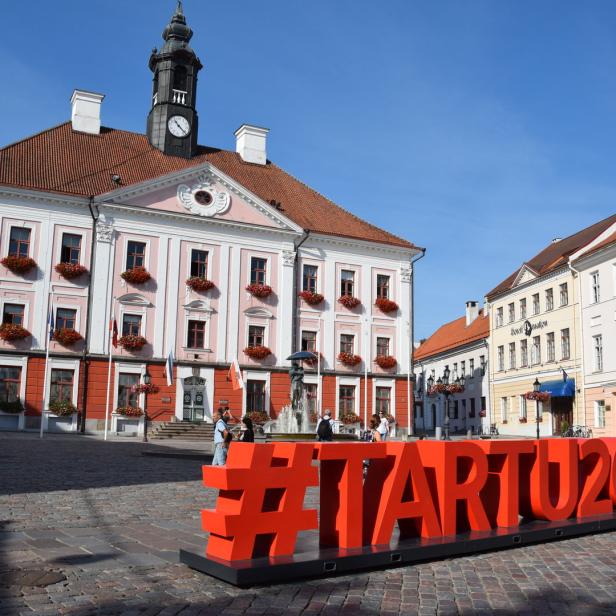 Das Rathaus von Tartu mit der Installation #Tartu2024 im Vordergrund.