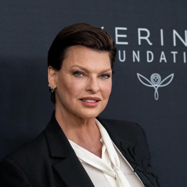 Linda Evangelista posiert vor dem Schriftzug der „Kering Foundation“.