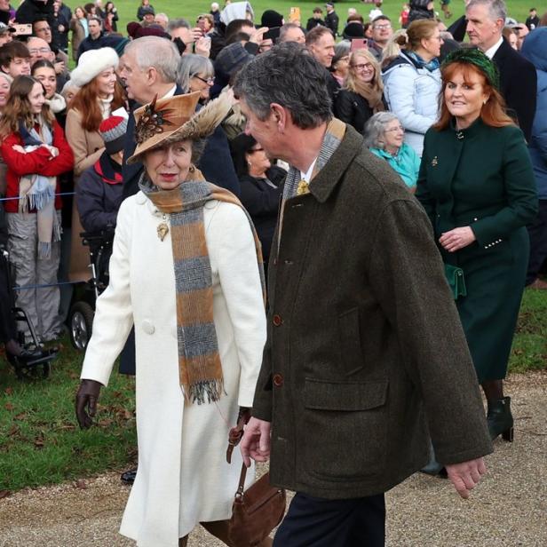 Prinzessin Anne geht mit einem Mann durch eine Menschenmenge.