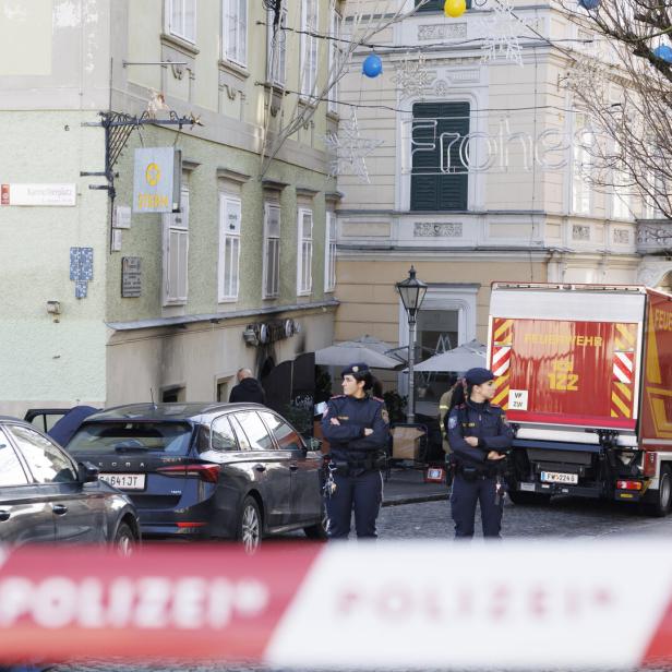 Polizeiabsperrung und Feuerwehr vor Lokal