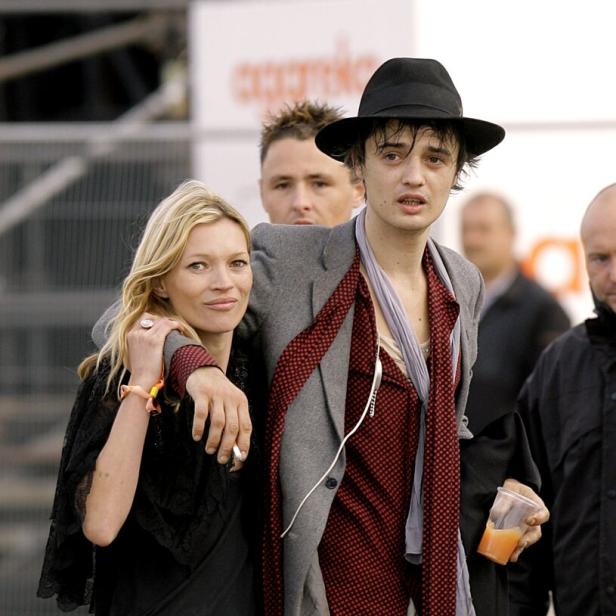 Kate Moss und Pete Doherty stehen zusammen.