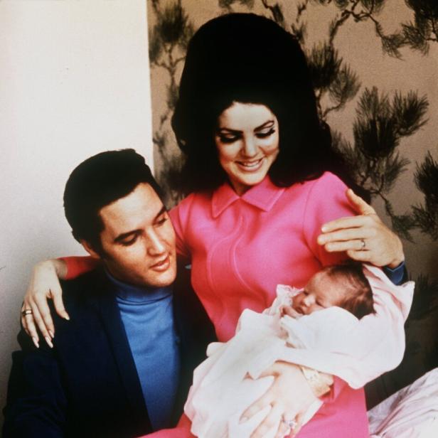 Elvis Presley und Priscilla mit ihrem neugeborenen Baby.