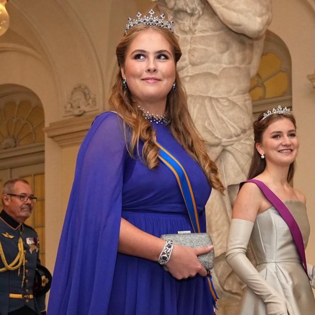 Prinzessin Amalia und Prinzessin Elisabeth tragen Diademe und Schärpen bei einem formellen Anlass.