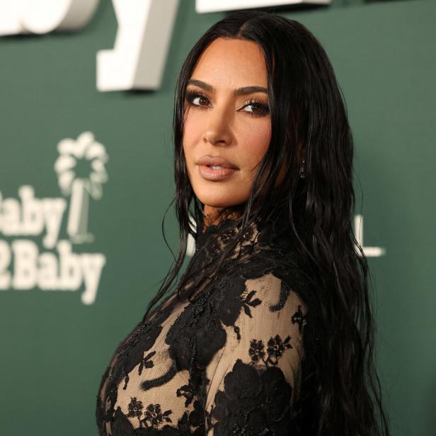 Kim Kardashian posiert auf einem Event für die Wohltätigkeitsorganisation Baby2Baby.