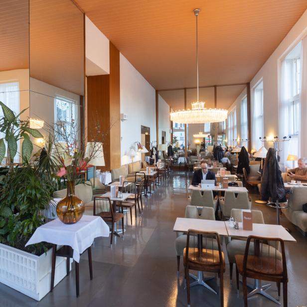Innenansicht des Café Prückel in Wien mit Gästen an Tischen.