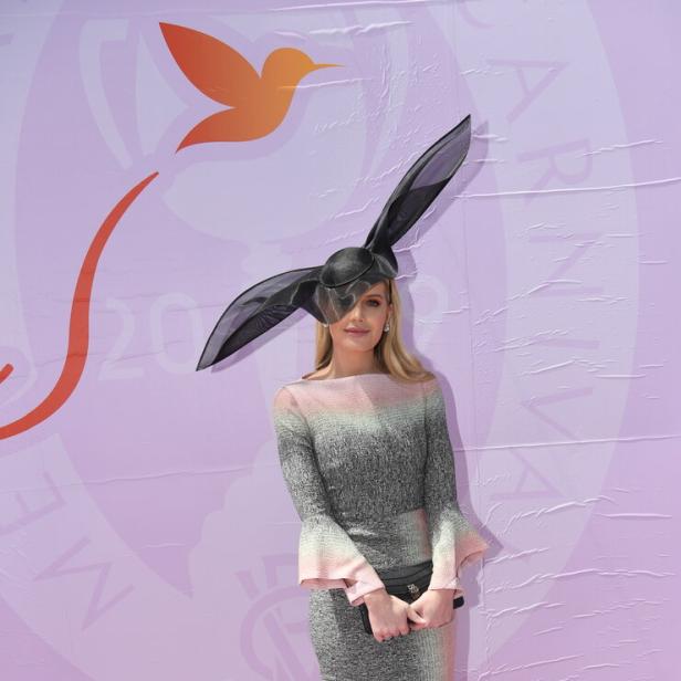 Lady Kitty Spencer mit einem extravaganten Hut bei einer Veranstaltung.