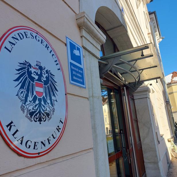 Das Landesgericht Klagenfurt mit dem österreichischen Wappen an der Fassade.