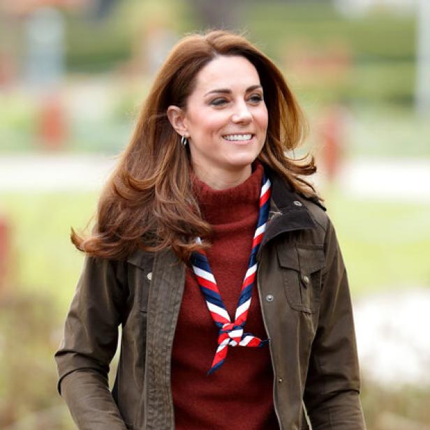 Prinzessin Kate trägt eine Barbour-Jacke und ein Pfadfindertuch.