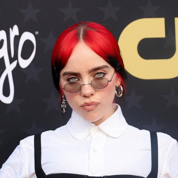 Billie Eilish mit roten Haaren auf den Critics Choice Awards 2024.