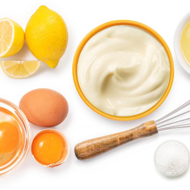 Die Zutaten für Mayonnaise sind auf einem weißen Hintergrund angerichtet.
