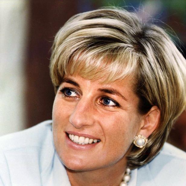 Prinzessin Diana lächelt mit ihrem blonden Bob und Perlenohrringen.