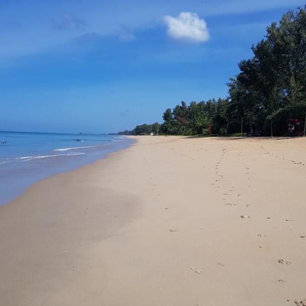 Natai Beach in der Provinz Phang Nga ist einer der leeren Flecken auf Phuket.