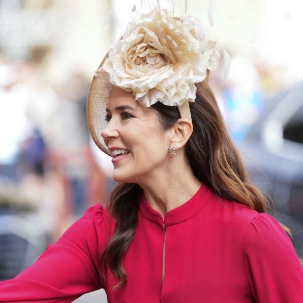 Kronprinzessin Mary von Dänemark mit einem Hut mit großer Blume.