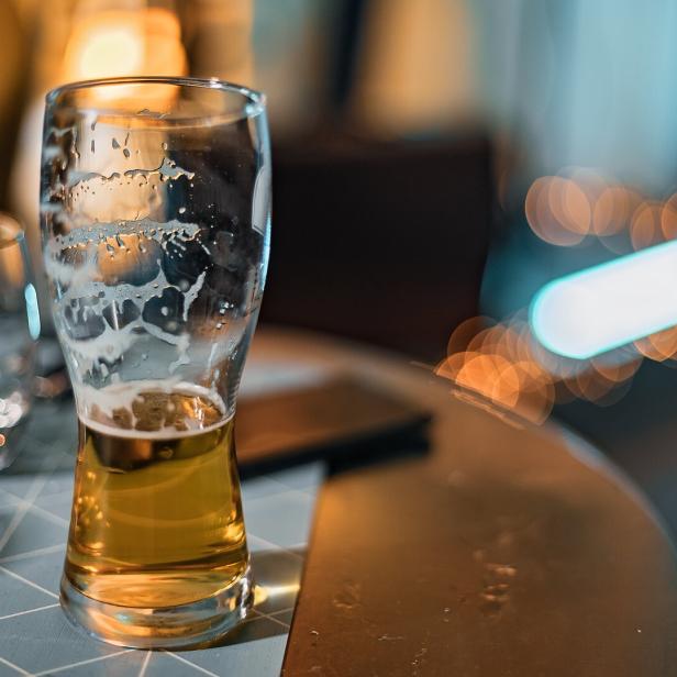 Ein Bierglas steht auf einem Tisch.