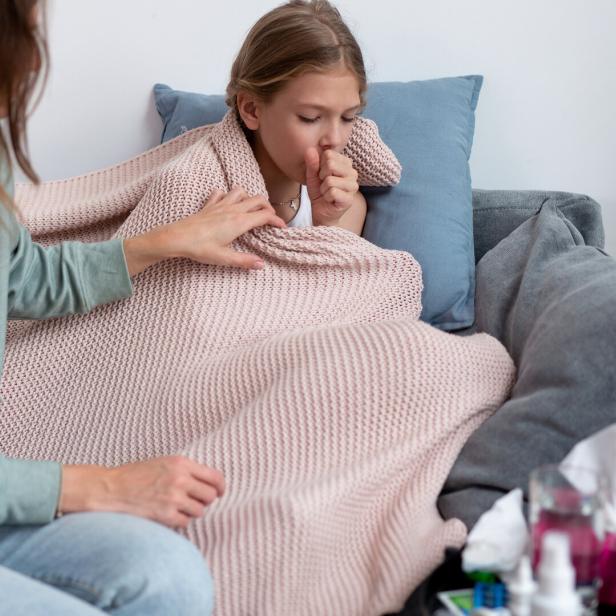 Ein Kind hustet heftig.