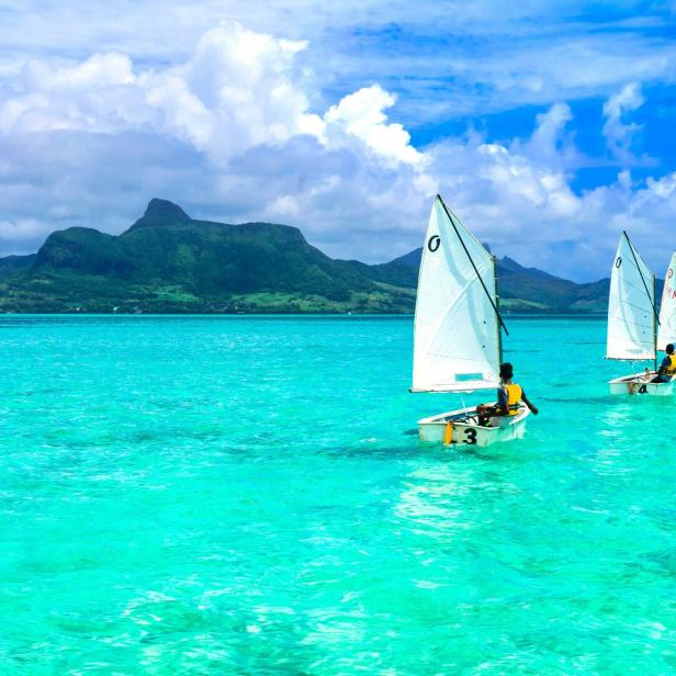 Segelboote fahren vor dem Berg Lion in Mauritius.