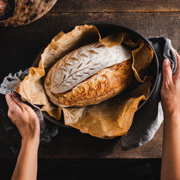 Ein frischgebackenes Brot.