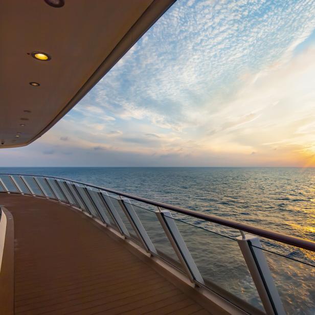 Ein Blick von einem Kreuzfahrtschiff auf das Meer bei Sonnenuntergang.