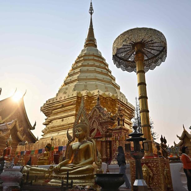 Der goldene Chedi und Buddha-Statuen des Wat Phra That Doi Suthep in Thailand.