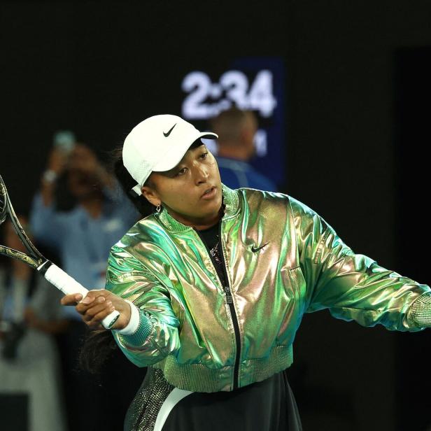 Naomi Osaka beim Aufschlag während eines Tennisspiels.