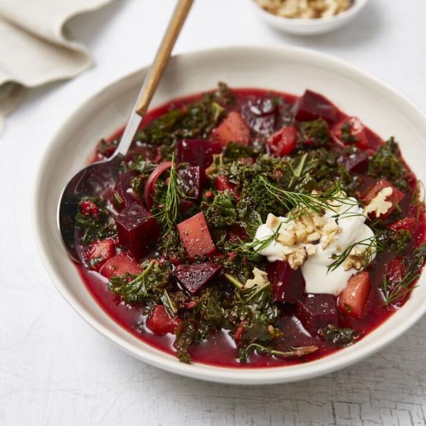 Rote Suppe mit roter Rübe und Weißkohl.