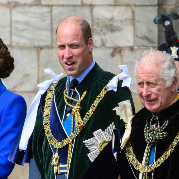 Kate, William und Charles in festlicher Kleidung vor einem Gebäude.