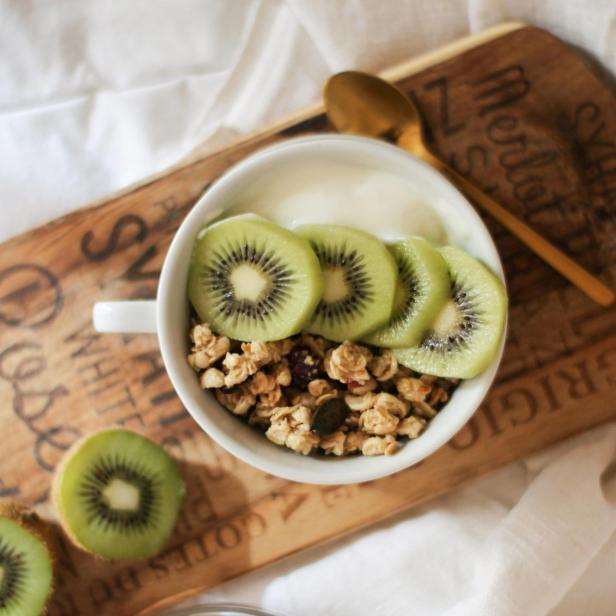Kiwis in einer Schüssel zusammen mit Cornflakes.