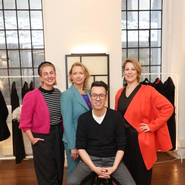 Maiken Kloser, Alexandra Gogolok-Nagl und Marlen Sabetzer mit dem Jury-Vorsitzenden Thang de Hoo.