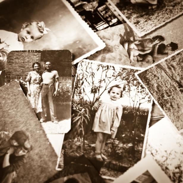 Eine Sammlung alter Schwarzweißfotos von Familien und Kindern.