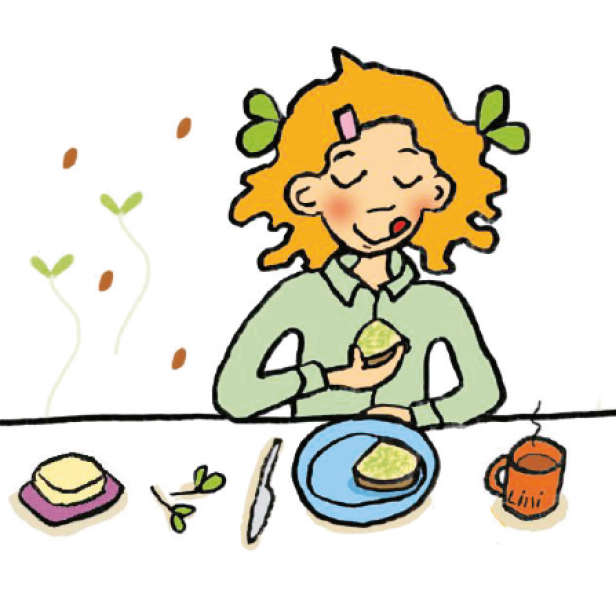 Ein Mädchen mit blonden Haaren isst ein Brot mit Avocado zum Frühstück.