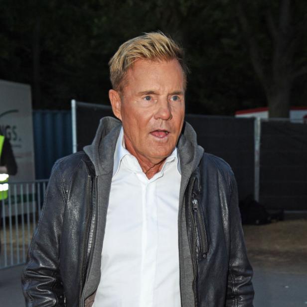 Dieter Bohlen trägt eine Lederjacke und Jeans.
