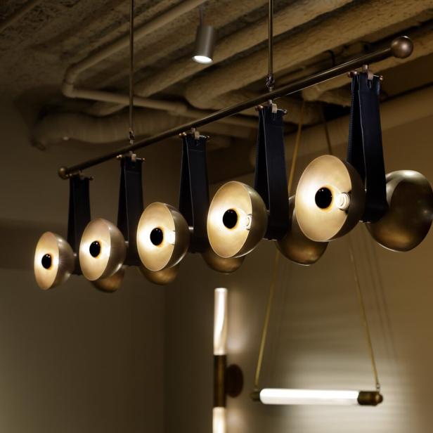 Fünfteilige Diabolo-Lampe aus Messing.