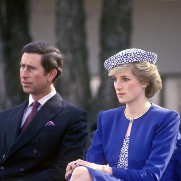 Prinzessin Diana und König Charles sitzen nebeneinander, Jahr 1986.