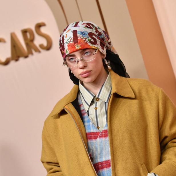 Billie Eilish bei den Oscars mit Kopftuch und Grandpa-Ästhetik.