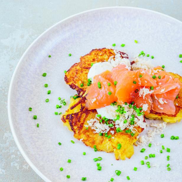 Kartoffelrösti mit Meerrettich und Lachs.