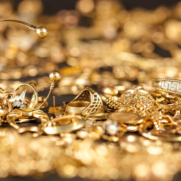 Eine Sammlung von goldenem Schmuck, darunter Ringe, Armbänder und Ketten.