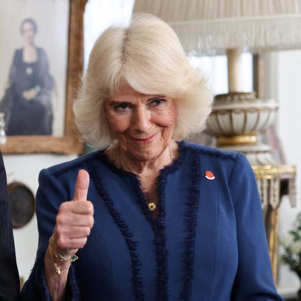 Königin Camilla gibt einen Daumen nach oben.