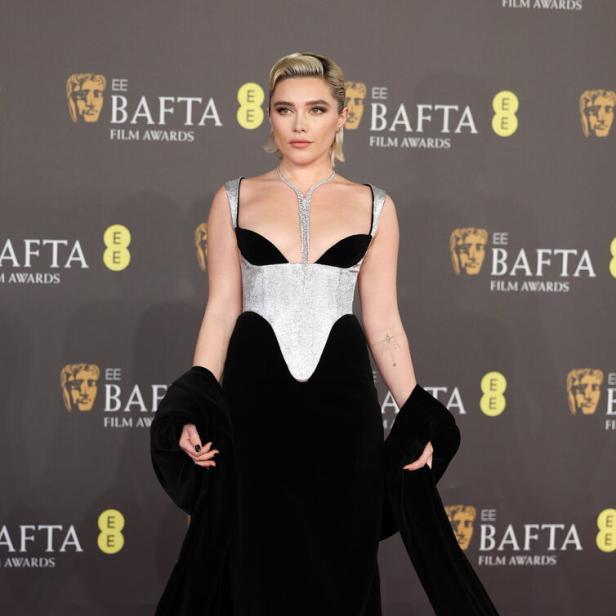 Florence Pugh in einem Kleid von Harris Reed.