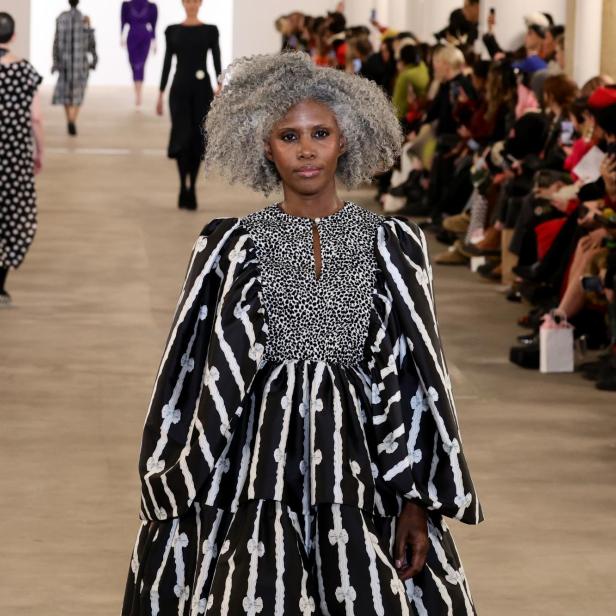 Älteres Model läuft auf der Fashion Week.
