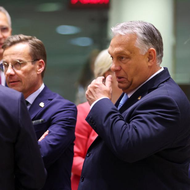 Der schwedische Ministerpräsident Ulf Kristersson und der ungarische Ministerpräsident Viktor Orban beim Gipfel der Staats- und Regierungschefs der EU am 29. Juni 2023 in Brüssel.