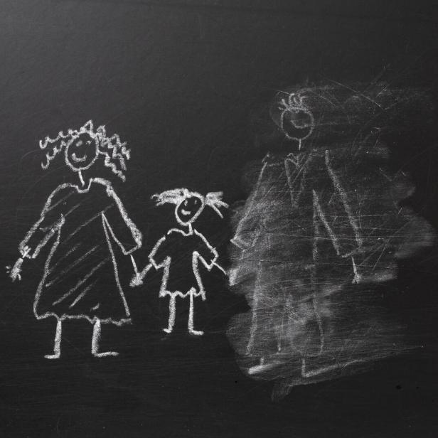Tafelzeichnung einer Familie mit ausgelöschtem Vater.
