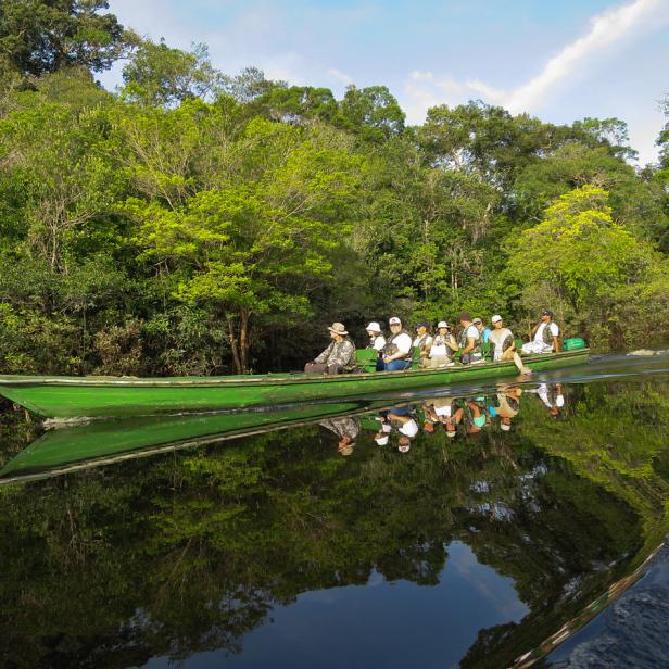 Mit Piranhas Auf Dem Amazonas Kreuzen Kurier At