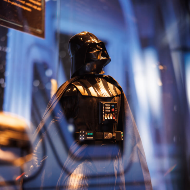 Eine Darth Vader-Figur steht in einer Vitrine.