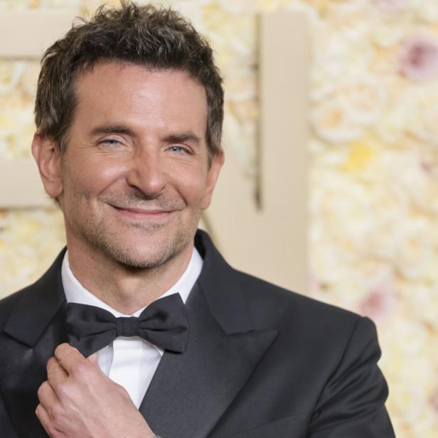 Bradley Cooper in einem schwarzen Smoking mit Fliege.