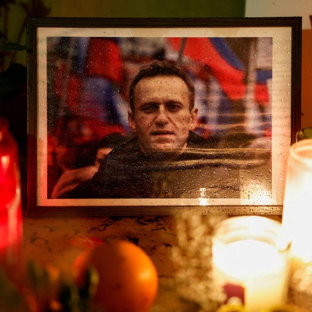 Brennende Kerzen und ein Bild von Nawalny
