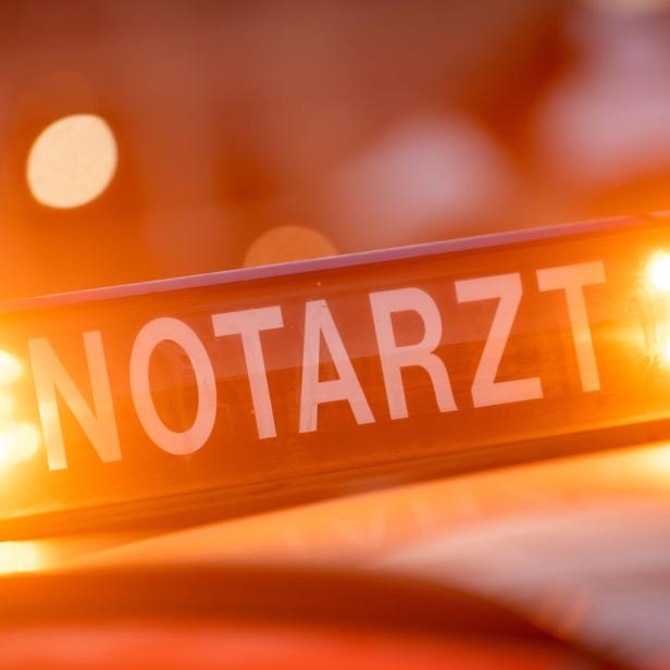 Leuchtendes Notarzt-Schild mit orangefarbenem Blinklicht auf einem Einsatzfahrzeug.