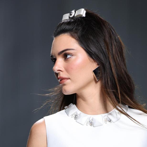 Kendall Jenner mit Haarspange und quadratischen Ohrringen.