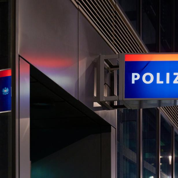 Polizeischild bei Nacht.