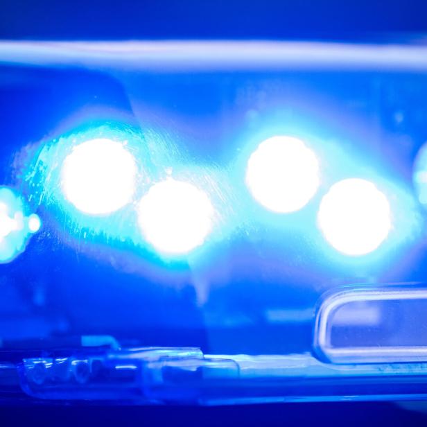 Blaulicht auf einem Wagen der Polizeistreife. 